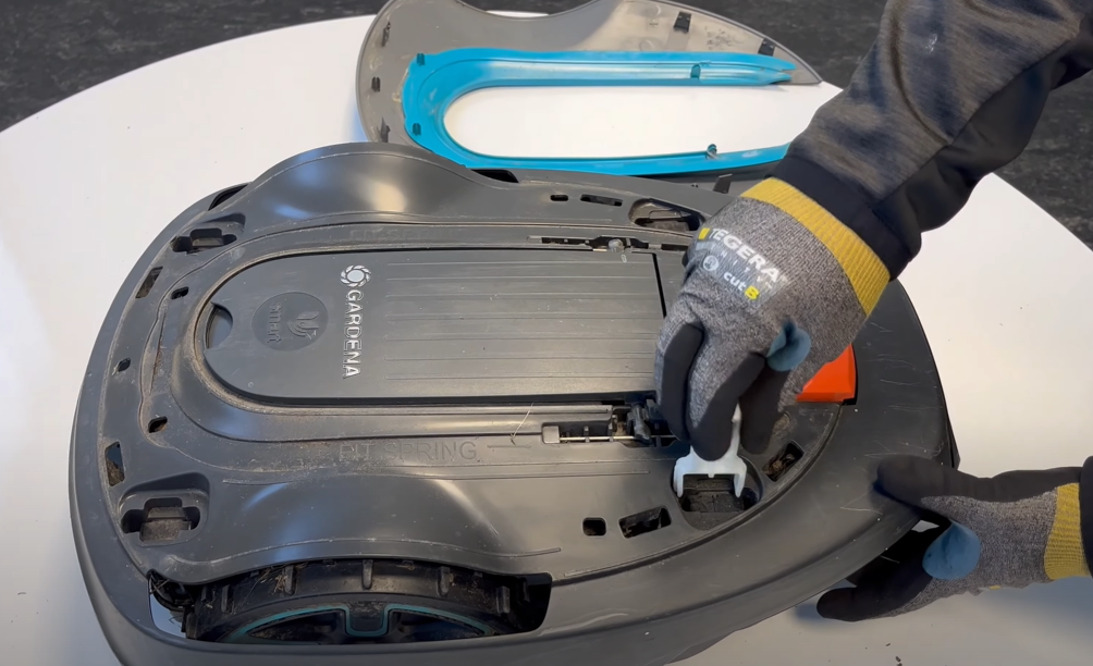 Ta bort kåpan med ett specialverktyg